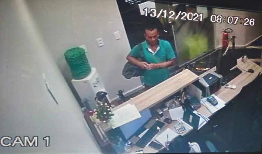Imagem: cameras de seguranca Suspeito é preso em flagrante pela PM após ser filmado furtando carteira