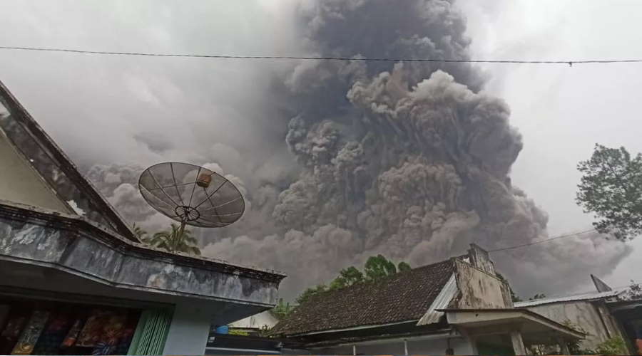 Imagem: indonesia cinza vulcao Moradores fogem de cinzas de vulcão na indonésia