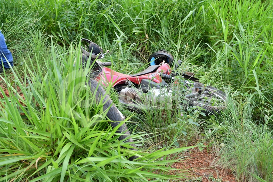 Imagem: moto acidente Motociclista fica inconsciente após perder controle da moto no Anel Viário