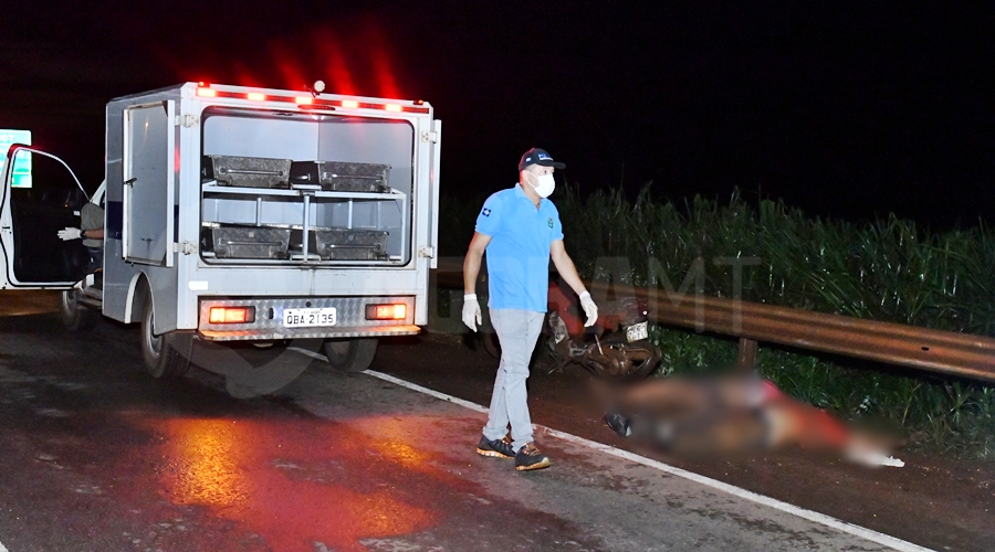 Imagem: Acidente com vitimas fatais na BR 163 saida de Rondonopolis para Campo Grande Casal morre após carreta bater em moto; mulher teve a cabeça estourada