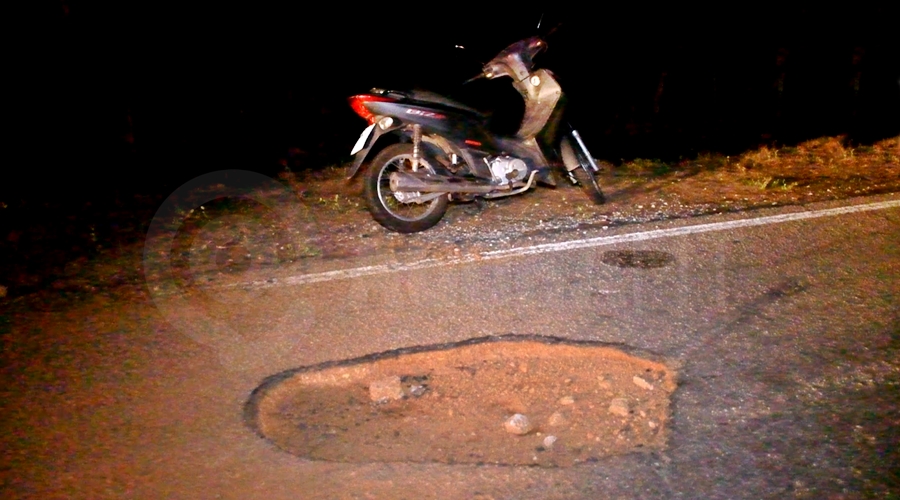 Imagem: Buraco onde a motocicleta bateu Motociclista fica desacordada após cair da moto na Rodovia do Peixe e bater cabeça violentamente