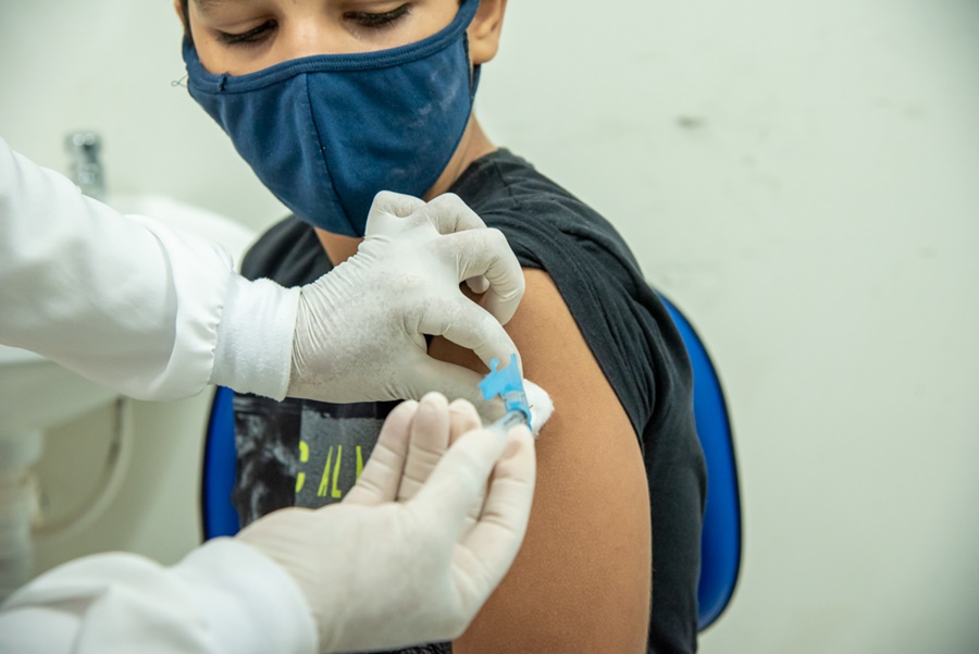 Imagem: CRIANCA SENDO VACINADA Rondonópolis inicia vacinação infantil contra Covid-19