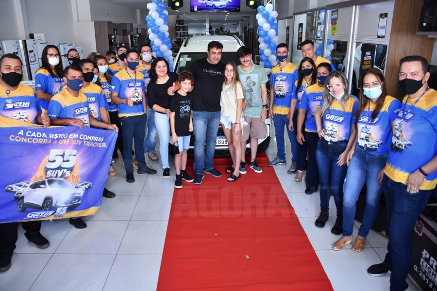 Imagem: Colaboradores da Gazin com o ganhador do veiculo Morador de Rondonópolis recebe carro zero da promoção Gazin 55 anos