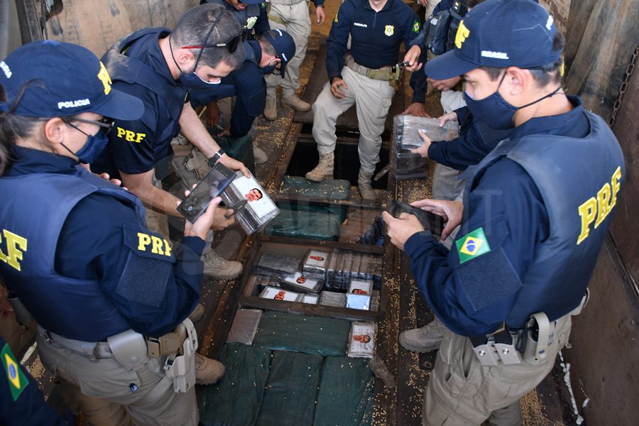 Imagem: Compartimento onde a droga estava sendo tranportada Durante abordagem, PRF encontra 500kg de cocaína em assoalho falso de carreta