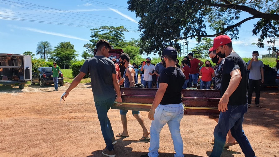 Imagem: Familiares e amigos carregando os Cortejo com a família que morreu em acidente toma as ruas de Rondonópolis