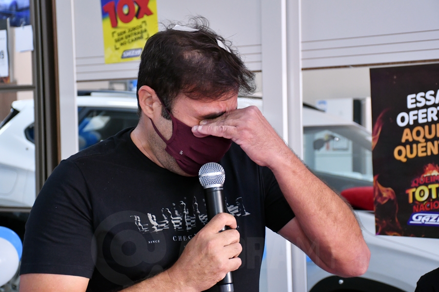 Imagem: Ganhador se emociona ao ganhar o carro Morador de Rondonópolis recebe carro zero da promoção Gazin 55 anos