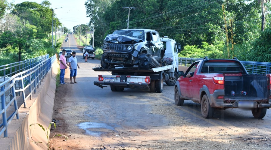 Imagem: Guincho recolhendo os veiculos envolvidos no acidente Acidente deixa veículos destruídos e motoristas saem ilesos