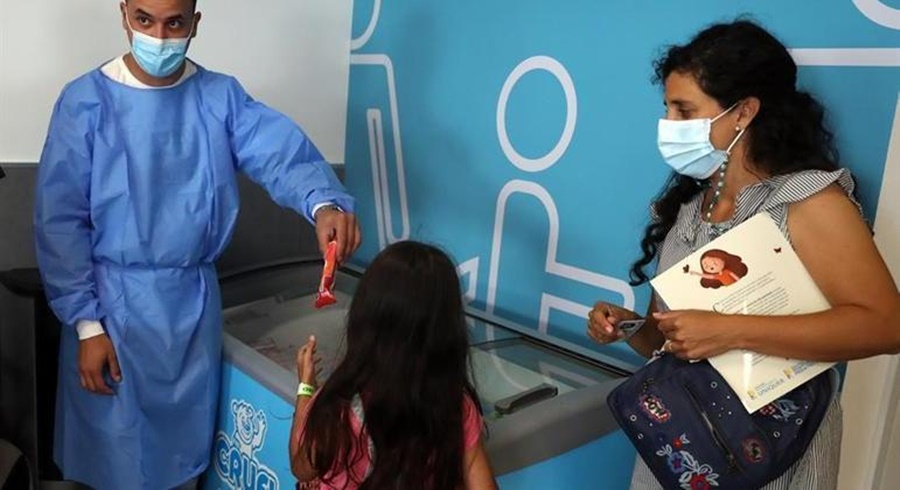 Imagem: Menina ganha um sorvete apos ser vacinada contra a Covid em um hospital de Montevideu Uruguai inicia vacinação para crianças de 5 a 11 anos