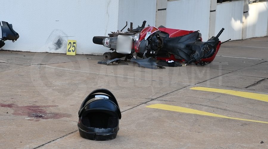 Imagem: Moto da vitima bastante danificada Motorista bate em motocicleta com três ocupantes e jovem morre na hora