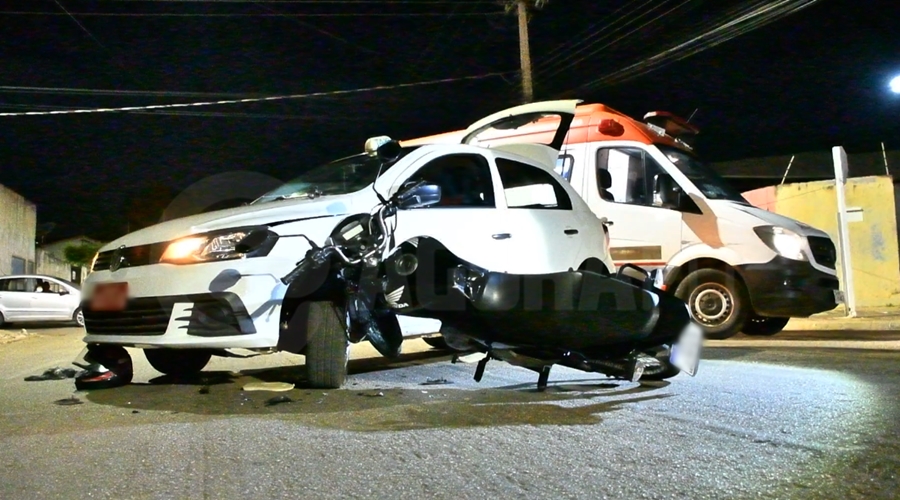Imagem: Moto e carro bastante danificados Irmãs ficam feridas após batida entre carro e moto em cruzamento