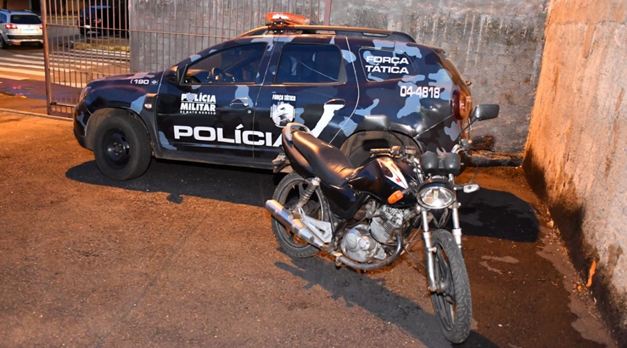 Imagem: Moto utilizada para fuga PM age rápido, recupera dinheiro roubado de conveniência e prende suspeito