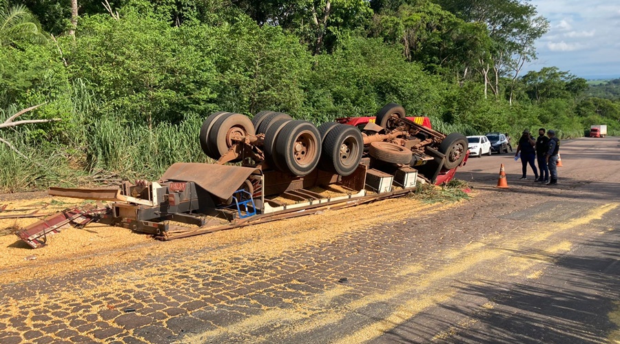 Imagem: O caminhao ficou destruido Motorista que transportava carga de milho morre na MT-358