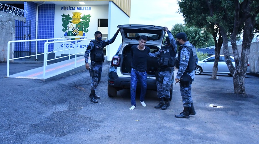 Imagem: O suspeito de 22 anos foi capturado na Vila Olinda PM age rápido, recupera dinheiro roubado de conveniência e prende suspeito