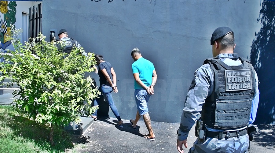 Imagem: PM APREENSAO Trio é preso com arma e munições na Vila Operária