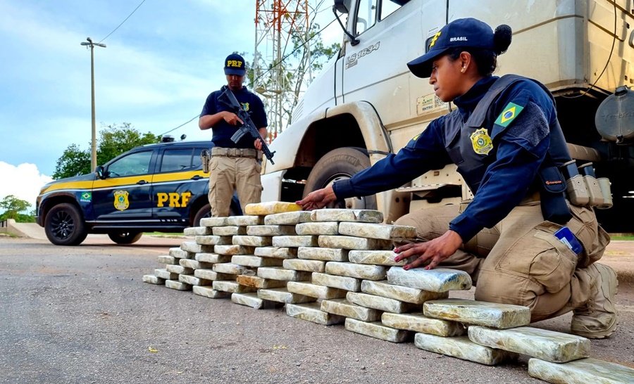 Imagem: PRFs fazendo a contagem da droga Motorista é preso transportando mais de 50kg de cocaína em Rondonópolis