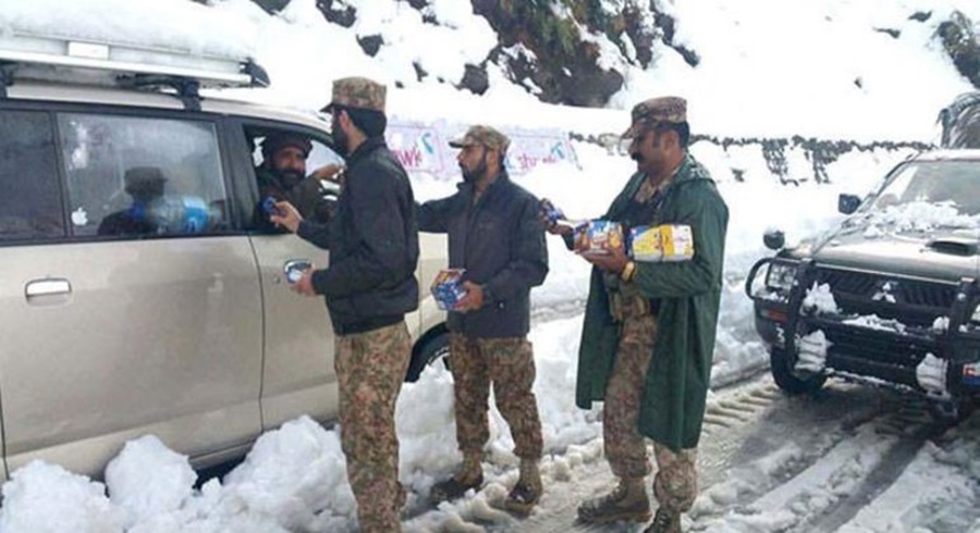 Imagem: Pessoas morrem de frio no Paquistao Nevasca deixa ao menos 21 mortos dentro de carros no Paquistão