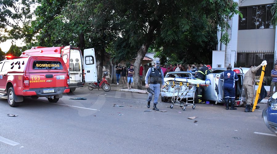 Imagem: Policia Militar Corpo de Bombeiros e Samu envolvidos no socorro da Vitma Mulher fica presa às ferragens após acidente envolvendo três veículos em Rondonópolis