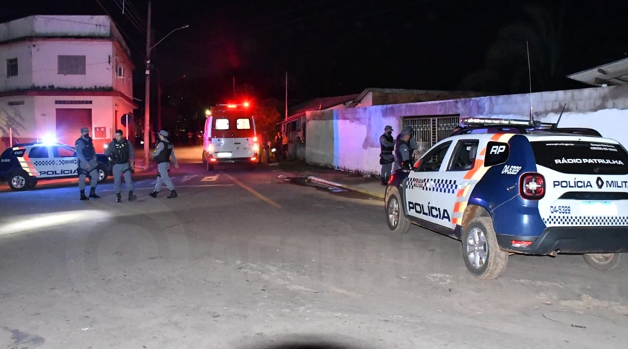 Imagem: Policia Militar e Samu no local do fato Tentativa de Homicídio | Homem é baleado na rua e socorrido pelo Samu