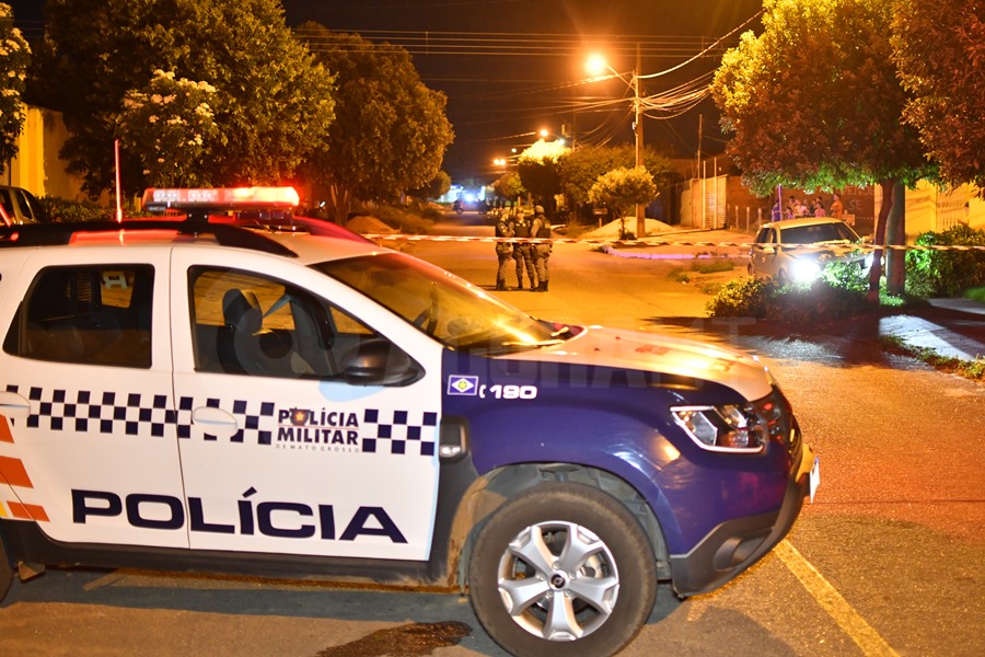 Imagem: Policia militar izola o local do crime Homem é baleado, bate carro em poste e morre na Vila Iracy