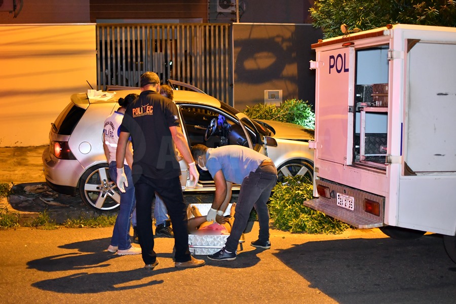 Imagem: Politec realizando pericia no local do crime Homem é baleado, bate carro em poste e morre na Vila Iracy