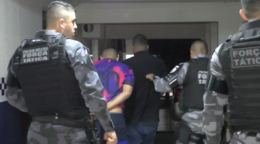 Imagem: Suspeitos presos PM prende dupla com vasta ficha criminal e apreende arma, munições e dinheiro