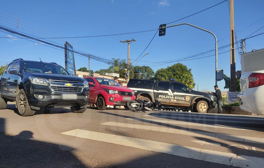 Imagem: acidente cruzamento Motorista avança sinal vermelho e acerta motociclista
