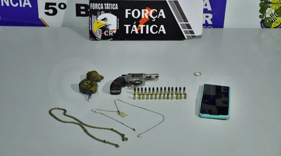Imagem: b2ec5124 c89a 4162 ae6d c66ed1e63b0d Trio é preso com maconha, arma e 27 munições