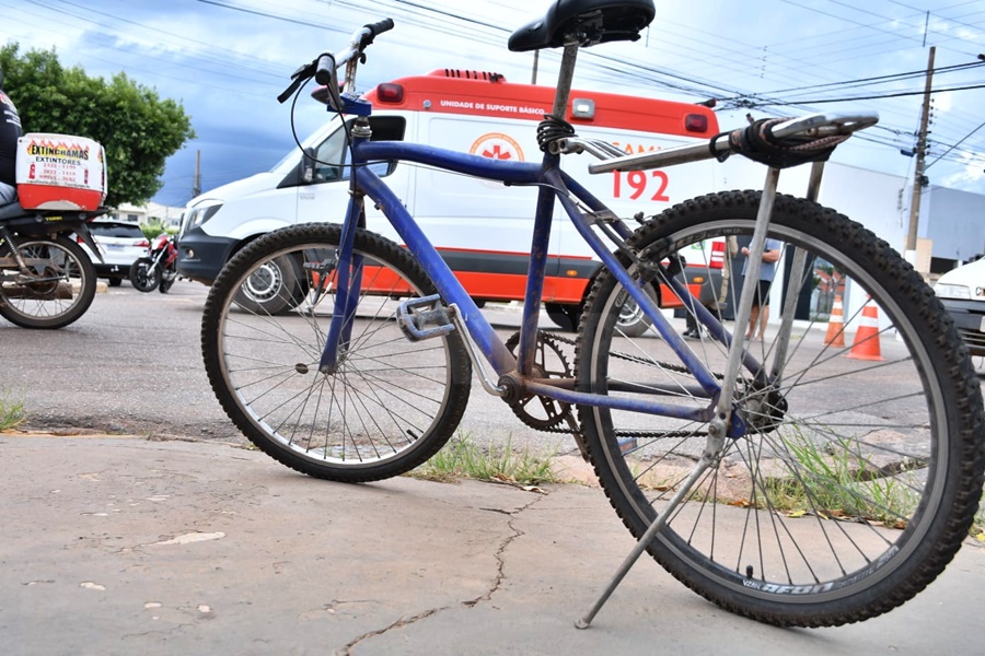 Imagem: bicicleta da vitima Idoso fica ferido após colisão entre bicicleta e carro na região central