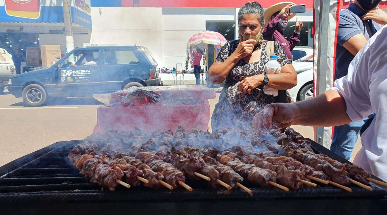 Imagem: espetinho Pecuaristas fazem churrasco no centro bancário de Rondonópolis e cobram respeito