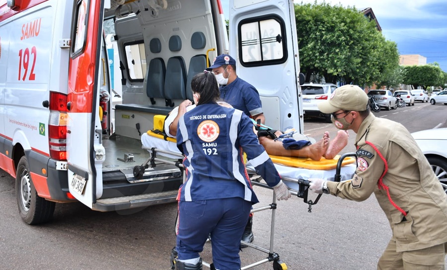 Imagem: idoso sendo socorrido Idoso fica ferido após colisão entre bicicleta e carro na região central