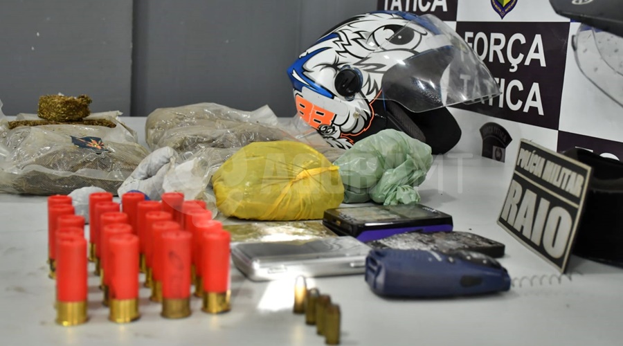 Imagem: material apreendido Dois são presos e um menor apreendido em ponto de venda de drogas