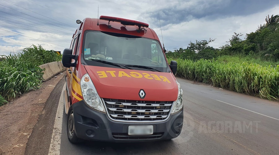 Imagem: viatura bombeiro Motorista morre esmagado após perder o controle da carreta e tombar na Serra