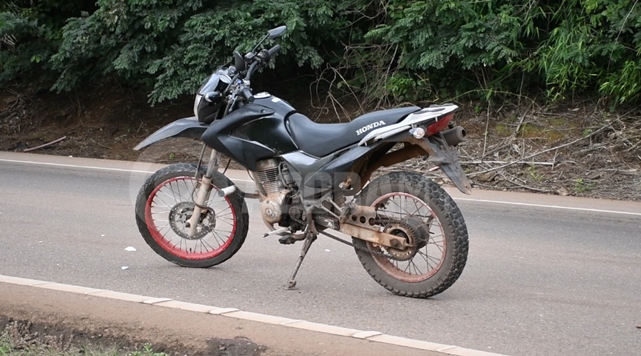 Imagem: Motocicleta da vitima Segurança perde controle da moto, rodopia na pista e acaba parando embaixo de bitrem