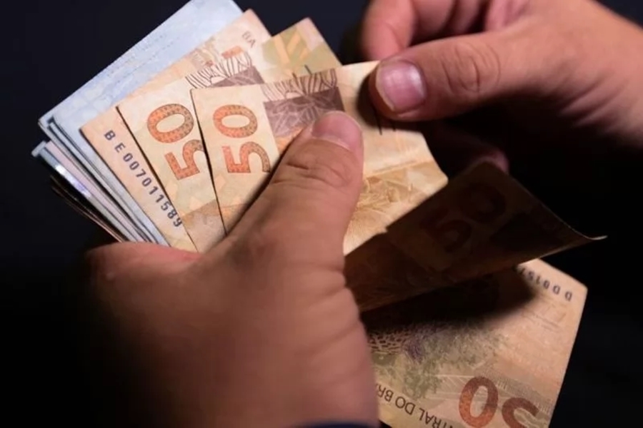 Imagem: Renda mensal dinheiro Salários baixos limitam crescimento econômico do Brasil