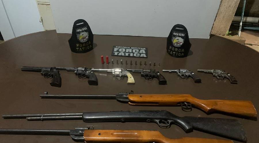 Imagem: armas apreendidas pela forca tatica em Pocone 1 Força Tática da PM prende cinco pessoas e apreende armas de fogo