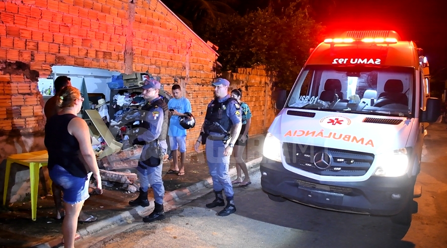 Imagem: Policia Militar e Samu no local do fato Motorista bate em parede de residência e destroços atingem duas crianças de 01 e 03 anos