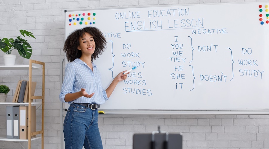 Imagem: Professora de ingles O que você precisa saber de inglês durante suas viagens?