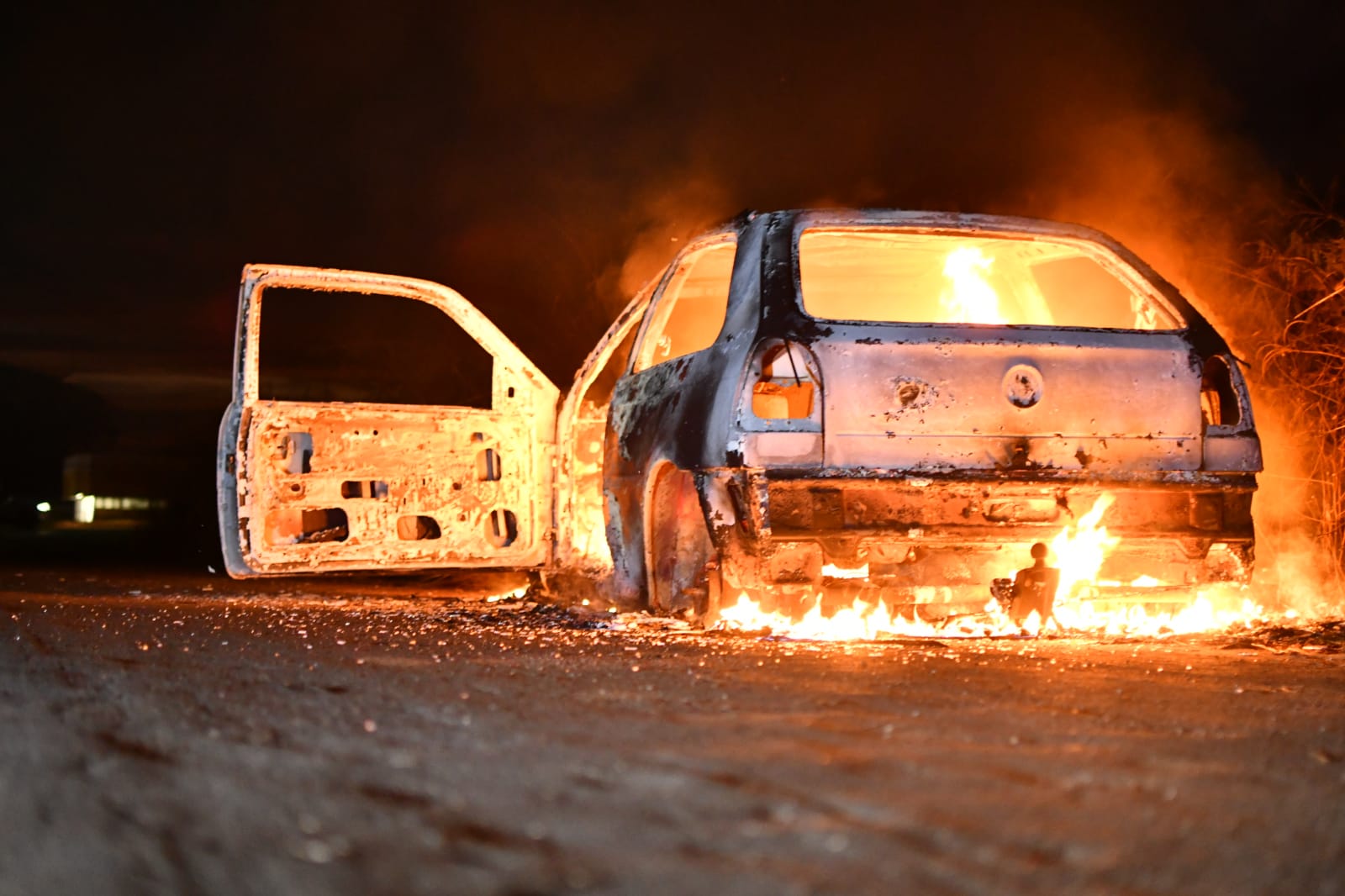 Imagem: 7fb0522d 91ae 4c7f 8606 279670be10b9 Bombeiros são acionados para controlar incêndio que destruiu carro