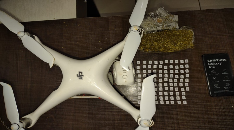 Imagem: Drone celular e droga apreendida Policiais penais apreendem drone, celular e droga que seriam lançados na Mata Grande