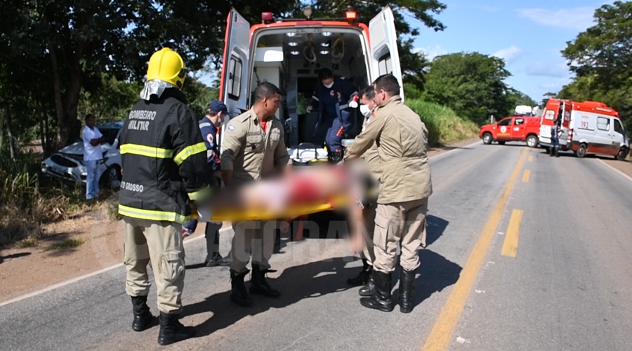 Imagem: Passageira do veiculo sendo socorrida Mãe de condutora é socorrida em estado grave após batida em árvore; criança de 6 anos também estava no veículo