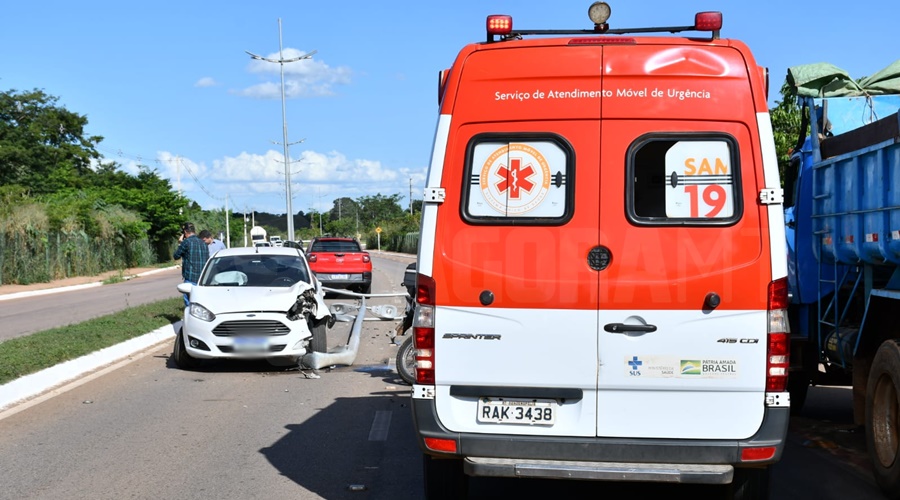 Imagem: Samu batida carro Motorista perde controle, derruba poste e invade pista contrária na Otaviano Muniz