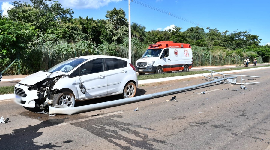 Imagem: acidente carro poste Motorista perde controle, derruba poste e invade pista contrária na Otaviano Muniz