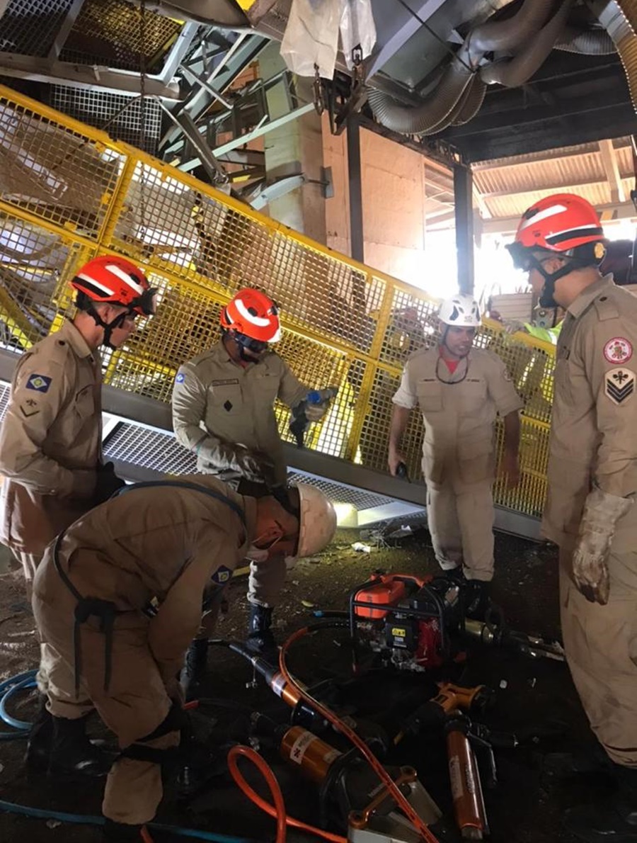 Imagem: 778631c5 9033 403d 9510 2a734e74bd17 Bombeiros confirmam morte de dois funcionários soterrados após desabamento em empresa