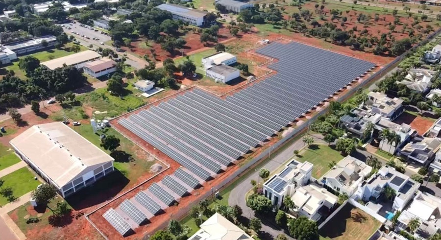 Imagem: Com 3622 placas de captacao solar dispostas em um territorio de 25.000m² de area construida UFR coloca em funcionamento uma das maiores usinas solares do setor público nacional