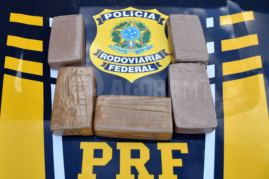 Imagem: Droga apreendida pela Equipe da PRF no posto 201 em Rondonopolis Jovens são presos em Rondonópolis transportando drogas em ônibus interestadual