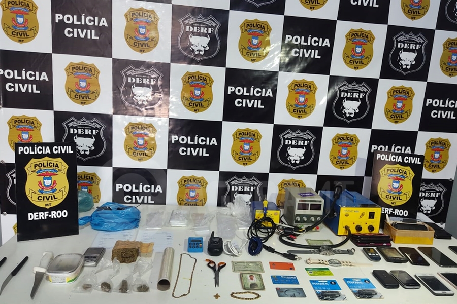 Imagem: Drogas celulares e varios objetos apreendidos pela equipe da DERF Mãe xinga e ameaça policiais durante prisão do filho por tráfico e acaba presa junto