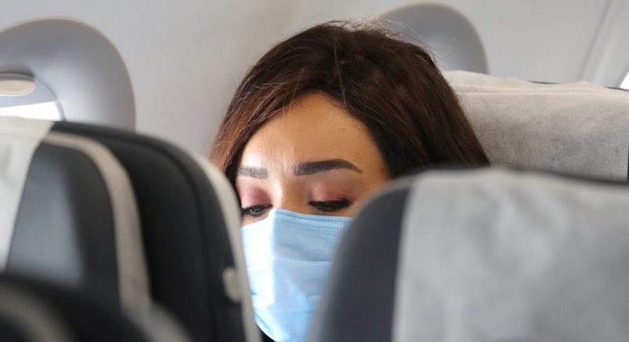 Imagem: MASCARA Anvisa mantém uso de máscara em aviões, mas libera serviço de bordo
