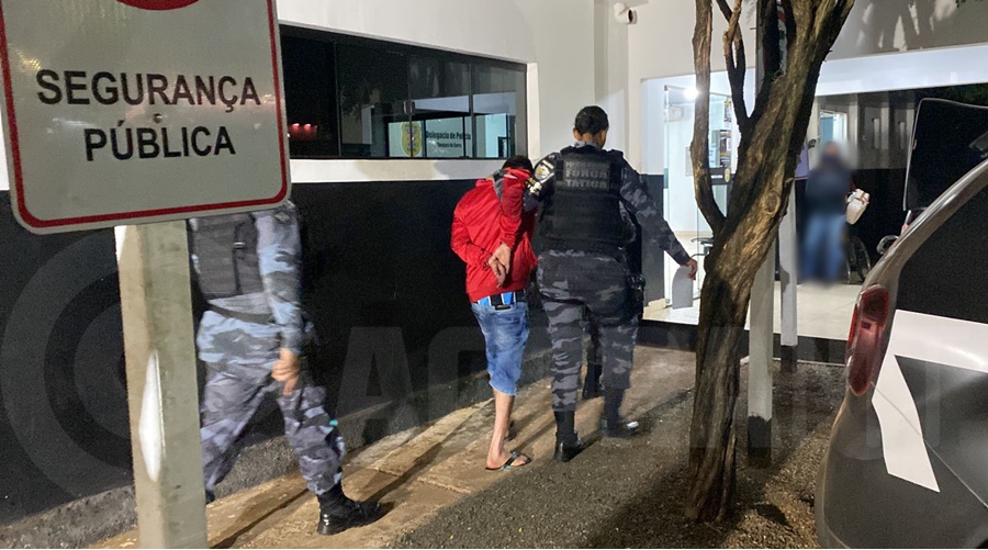 Imagem: Momento em que o suspeito chegou na delegacia Polícia Militar prende suspeito de tráfico de droga e apreende produtos ilícitos
