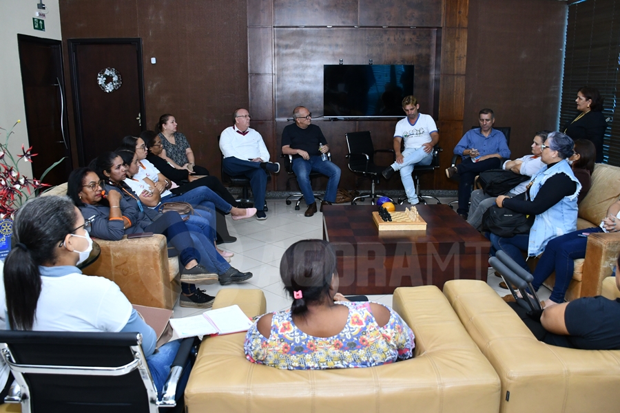Imagem: Reuniao na prefeitura com agentes comunitarios de saude Prefeito anuncia abono de R$ 1 mil a agentes de Saúde enquanto aguarda piso federal