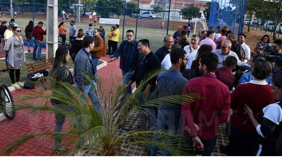 Imagem: Secretarios parlamentares e uma grande quantidade pessoas estiveram no local Prefeito José Carlos do Pátio inaugura mais uma praça em Rondonópolis